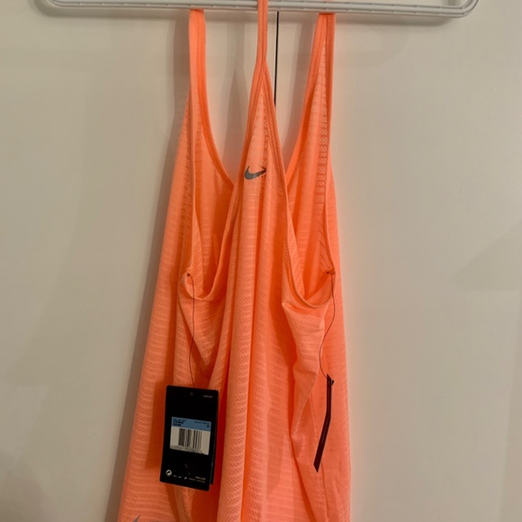 NWT Standard Fit Breathe Tank: Nike - Picture 13 of 16